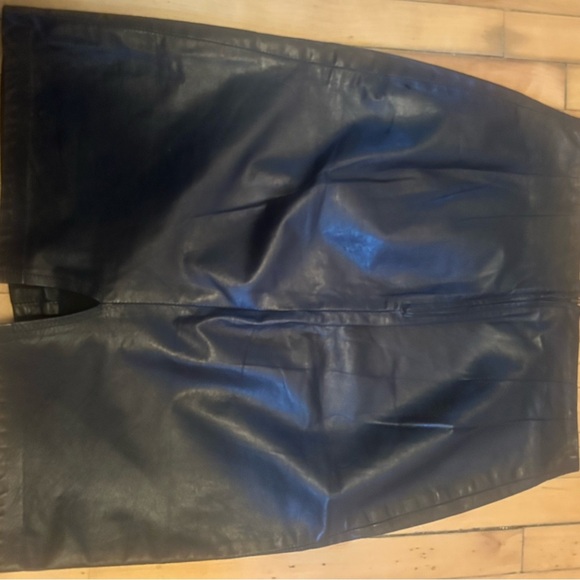 Chic Black Leather Pencil Skirt - Picture 5 of 7